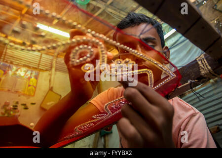 Ein Jugendlicher (rohit, 12 Jahre) fügt Detail zu einem traditionellen jamdani Saree © jahangir Alam onuchcha/alamy Stockfoto