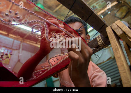 Ein Jugendlicher (rohit, 12 Jahre) fügt Detail zu einem traditionellen jamdani Saree © jahangir Alam onuchcha/alamy Stockfoto