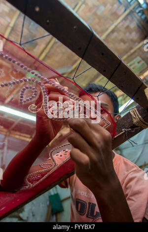 Ein Jugendlicher (rohit, 12 Jahre) fügt Detail zu einem traditionellen jamdani Saree © jahangir Alam onuchcha/alamy Stockfoto