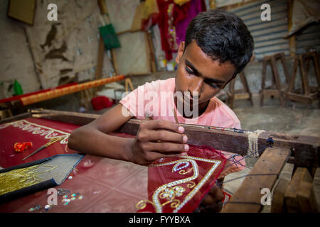 Ein Jugendlicher (rohit, 12 Jahre) fügt Detail zu einem traditionellen jamdani Saree © jahangir Alam onuchcha/alamy Stockfoto