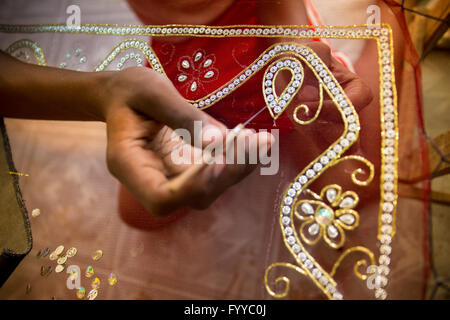 Ein Jugendlicher (rohit, 12 Jahre) fügt Detail zu einem traditionellen jamdani Saree © jahangir Alam onuchcha/alamy Stockfoto