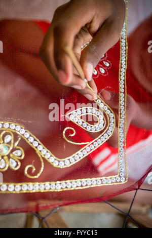 Ein Jugendlicher (rohit, 12 Jahre) fügt Detail zu einem traditionellen jamdani Saree © jahangir Alam onuchcha/alamy Stockfoto