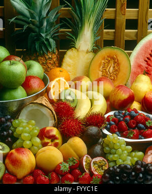 Ein ordnen der bunten Obst, draußen. Stockfoto