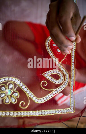 Ein Jugendlicher (rohit, 12 Jahre) fügt Detail zu einem traditionellen jamdani Saree © jahangir Alam onuchcha/alamy Stockfoto