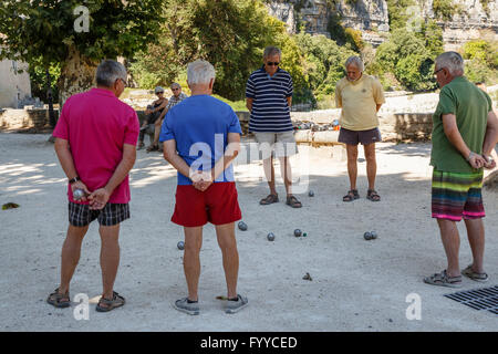 Männer spielen Boule auf dem Platz am Labeaume, Ardèche, Frankreich Stockfoto