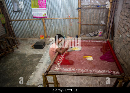 Ein Jugendlicher (rohit, 12 Jahre) fügt Detail zu einem traditionellen jamdani Saree © jahangir Alam onuchcha/alamy Stockfoto