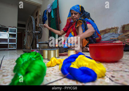 Eine jamdani sari Arbeiter Rollen einer Rosa swing Roll © jahangir Alam onuchcha/alamy Stockfoto