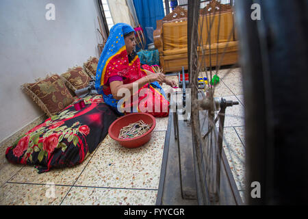 Eine jamdani sari Arbeiter Rollen einer Rosa swing Roll © jahangir Alam onuchcha/alamy Stockfoto