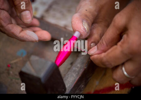 Eine jamdani sari Arbeiter Rollen einer Rosa swing Roll © jahangir Alam onuchcha/alamy Stockfoto