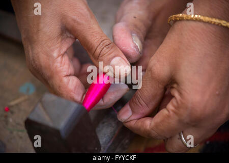 Eine jamdani sari Arbeiter Rollen einer Rosa swing Roll © jahangir Alam onuchcha/alamy Stockfoto