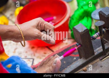 Eine jamdani sari Arbeiter Rollen einer Rosa swing Roll © jahangir Alam onuchcha/alamy Stockfoto