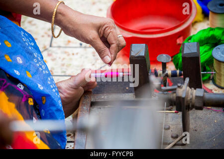 Eine jamdani sari Arbeiter Rollen einer Rosa swing Roll © jahangir Alam onuchcha/alamy Stockfoto