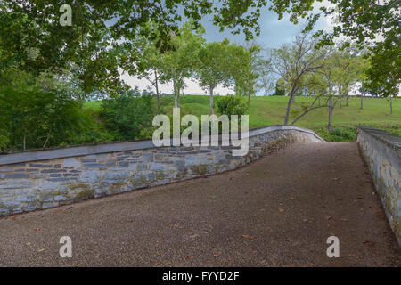 Die alte Burnside-Brücke über den Antietam Creek, Ort des blutigen Battes während des amerikanischen Bürgerkriegs. Stockfoto