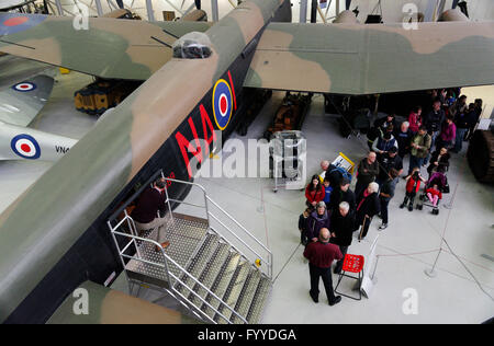 Schlangen von Menschen warten innerhalb der Lancaster-Bomber im Museum Duxford zu sehen Stockfoto