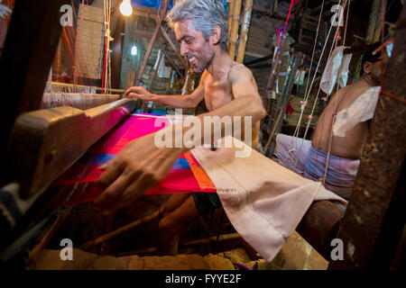 Md. Vola (50 Jahre) ein palli benarashi Arbeitnehmer © jahangir Alam onuchcha/alamy Stockfoto