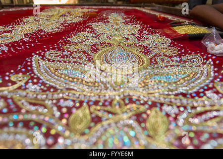 Halb fertig Benarashi Sari (rot und Gold) © Jahangir Alam Onuchcha/Alamy Stockfoto