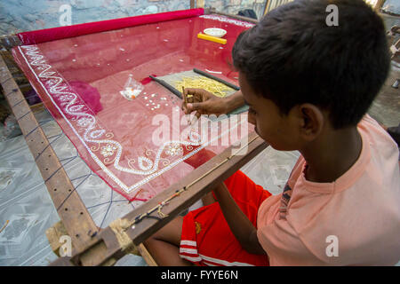 Ein Jugendlicher (rohit, 12 Jahre) fügt Detail zu einem traditionellen jamdani Saree © jahangir Alam onuchcha/alamy Stockfoto