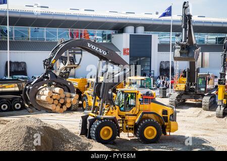 Bauma 2016 Ausstellung: Volvo L180H mit Log Greifer auf Volvo Show, München, 11. April 2016. Stockfoto