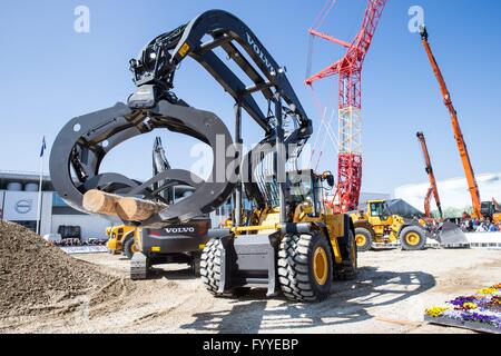 Bauma 2016 Ausstellung: Volvo L180H mit Log Greifer auf Volvo Show, München, 11. April 2016. Stockfoto