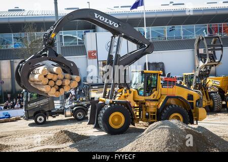 Bauma 2016 Ausstellung: Volvo L180H mit Log Greifer auf Volvo Show, München, 11. April 2016. Stockfoto