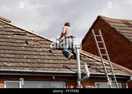 Arbeiter, die Reparatur der Firstziegel auf dem Dach Stockfoto