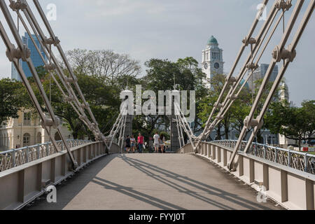 Cavenagh Brücke über den Singapore River in der Nähe der Fullerton Hotel, Singapur Stockfoto