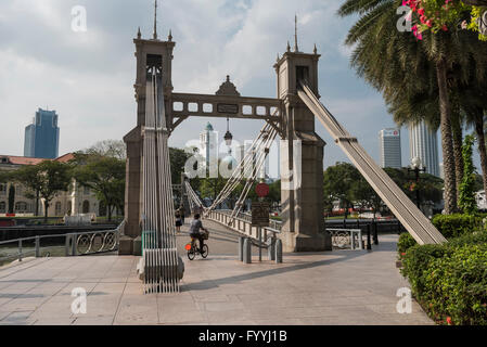 Cavenagh Brücke über den Singapore River in der Nähe der Fullerton Hotel, Singapur Stockfoto