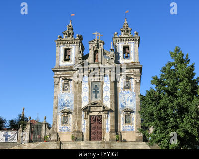 Fassade der Kirche des Heiligen Ildefonso mit Azulejos Fliese Arbeit auf Batalha Platz in Porto, Portugal Stockfoto