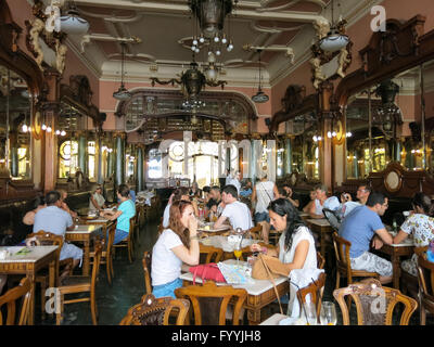 Menschen genießen und Getränke im berühmten Cafe Majestic auf Rua Santa Catarina in Porto, Portugal Stockfoto