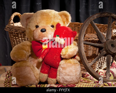 Teddy Bär sitzt vor Weidenkorb Stockfoto