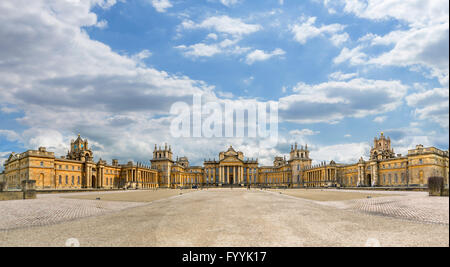 Der Great Court und Vorderansicht des Blenheim Palace, Woodstock, Oxfordshire, Vereinigtes Königreich Stockfoto