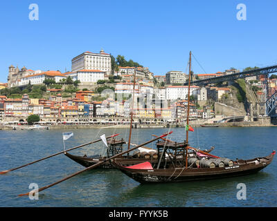 Traditionelle Rabelo Boote am Fluss Douro und Ribeira Bezirk, Porto, Portugal Stockfoto