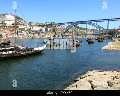 Douro-Fluss mit traditionellen Rabelo Boote und Dom Luis Brücke ich. Ribeira Bezirk über den Fluss. Porto, Portugal Stockfoto