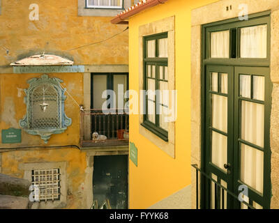 Straßenbild und Häuser auf der Rua Barredo im Ribeira-Viertel in der Altstadt von Porto in Portugal Stockfoto