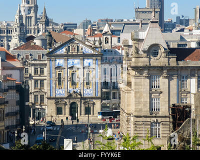 Gebäude mit Azulejo ist eigelegten Igreja Dos Congregados. Gebäude auf der rechten Seite ist Sao Bento Station. Ort: Praca de Almeida Stockfoto