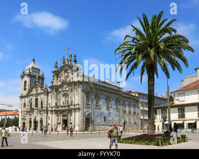 Zwei Kirchen unter einem Dach. Auf der rechten Seite ist Igreja do Carmo und auf der linken Igreja Dos Carmelitas in Porto, Portugal Stockfoto