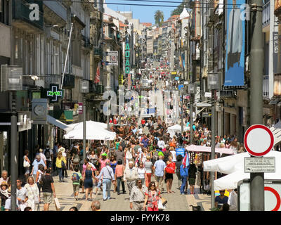 Menschen beim Einkaufen in belebten Rua Santa Catarina in der Innenstadt von Porto, Portugal Stockfoto