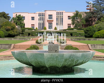 Villa und Brunnen im Serralves Gärten in der Stadt Porto, Portugal Stockfoto