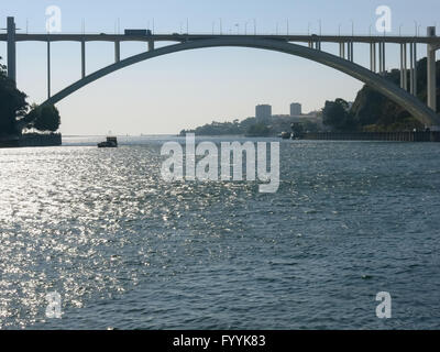 Ponte da Arrabida, letzte Brücke über den Douro River in Richtung Atlantik, Porto, Portugal Stockfoto