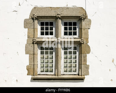 Fenster geschmückt mit verknoteten Seil, Detail am Haus in der Stadt Braga in Portugal. Beispiel für den manuelinischen Stil. Stockfoto