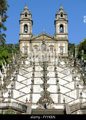 Treppe und Kirche von Bom Jesus do Monte, portugiesische Heiligtum in Tenoes in der Nähe der Stadt Braga in Portugal Stockfoto