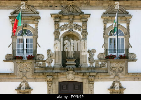 Detail der Fassade des ehemaligen Kloster Santa Clara, jetzt Rathaus in Guimaraes, Portugal Stockfoto