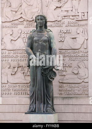 Justitia-Statue vor dem Gerichtshof der Europäischen Union Gebäude in Porto, Portugal Stockfoto