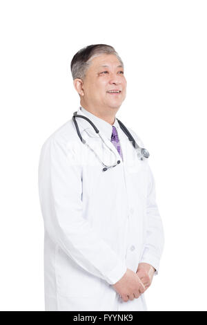 alte asiatische Mann Arzt in weiß steht lächelnd Stockfoto