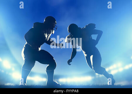 US-amerikanischer American-Football-Spieler im Spiel Stockfoto