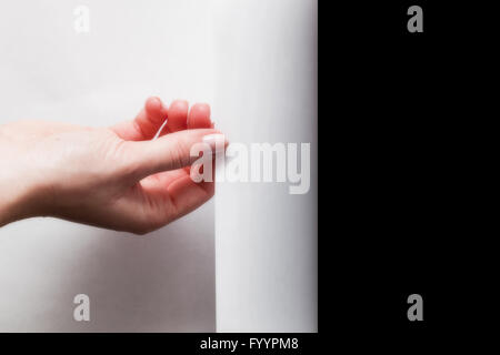 Hand ziehen Papierrand aufzudecken Stockfoto