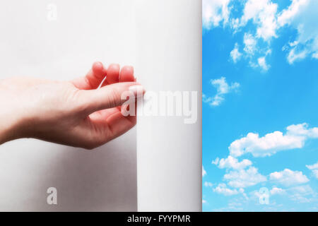 Hand zieht ein Papierrand aufzudecken Stockfoto