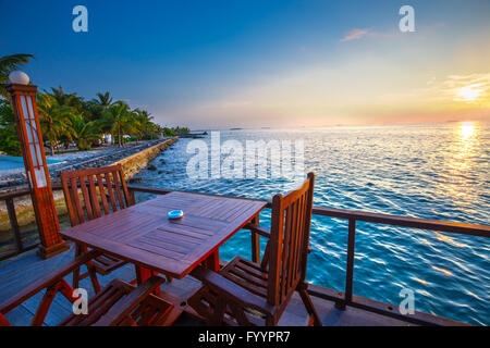 Schöner Sonnenuntergang vom Restaurant am Strand. Tropischen Insel mit Sandstrand, Palmen und Tourquise klares Wasser Stockfoto
