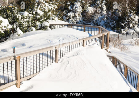 Tiefschnee in Drifts auf Deck im Hinterhof Stockfoto