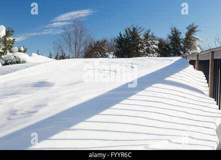 Tiefschnee in Drifts auf Deck im Hinterhof Stockfoto